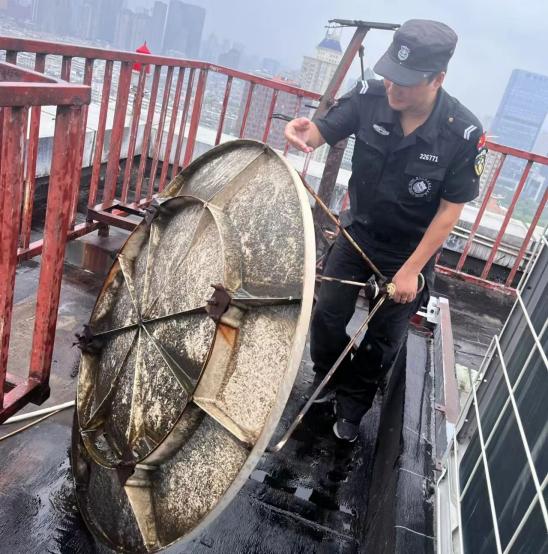 C:/Users/BA/Desktop/風(fēng)雨過后南京保安迅速行動(dòng)，恢復(fù)安“寧”面貌/11.jpg11