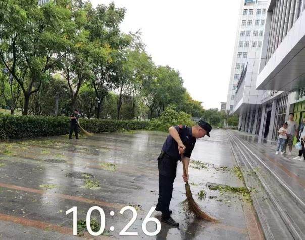 C:/Users/BA/Desktop/風(fēng)雨過后南京保安迅速行動(dòng)，恢復(fù)安“寧”面貌/5.jpg5