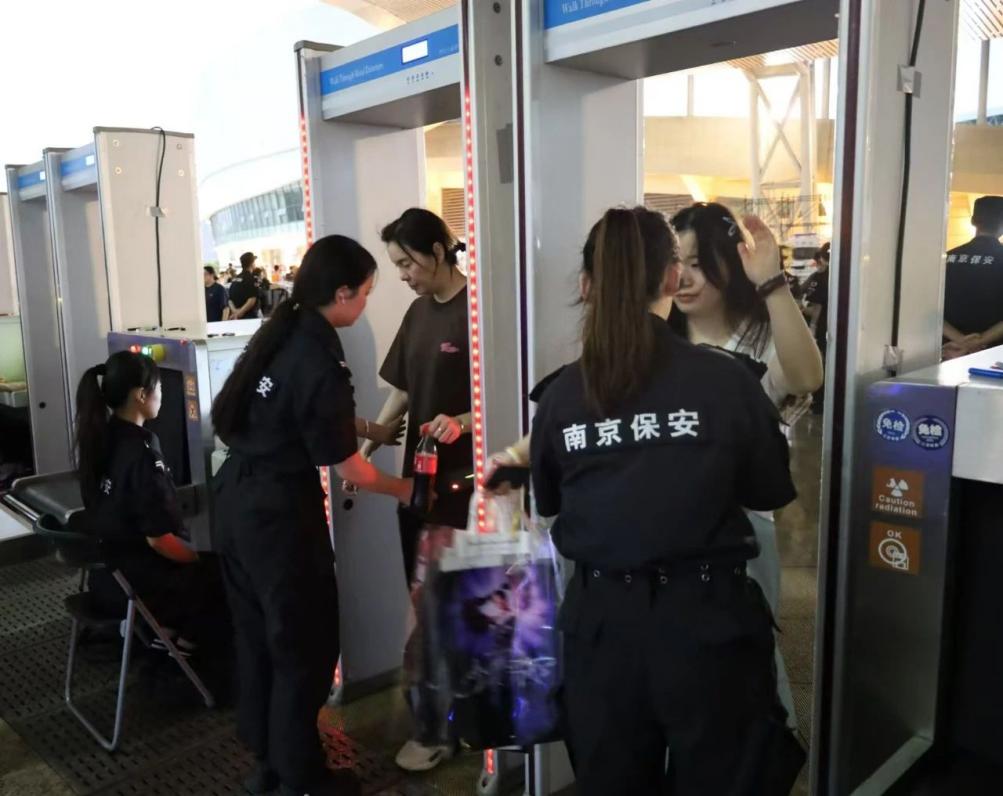 C:/Users/Administrator/Desktop/“安保鐵軍、硬核保障”2024系列報(bào)道四十二——南京市保安服務(wù)有限公司成功護(hù)航張碧晨「今兒個(gè)開心」十周年巡回演唱會(huì)南京站安保任務(wù)/2.jpg2