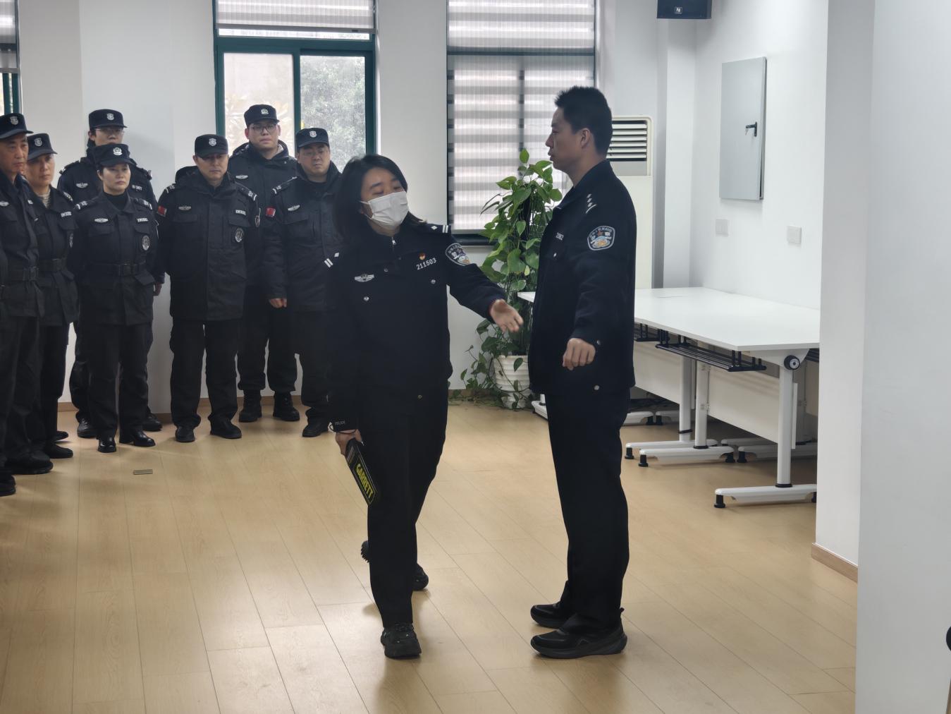 E:/25.12.10后 上傳網(wǎng)站留存/以專業(yè)守護(hù)安全 用實戰(zhàn)淬煉本領(lǐng)/照片/a98a2230643f88d54b379845c7c6dff4.jpga98a2230643f88d54b379845c7c6dff4